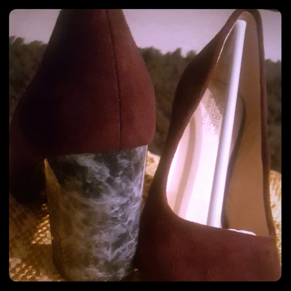 Stylish New sz 8 burgundy pumps fits like 7 1/2